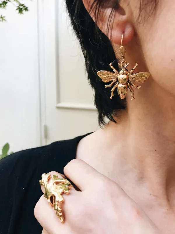 Lotta Djossou BOUCLES D'OREILLES INSECTE DORE Hot