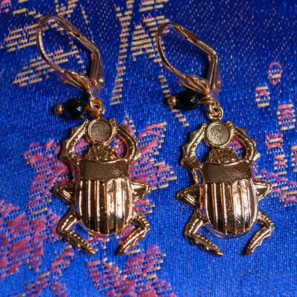 Lotta Djossou Boucles d'oreilles Mini Scarabée dorées Fashion