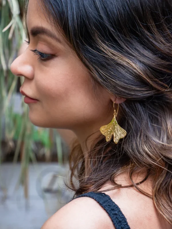 Lotta Djossou Boucles d'Oreilles Petite Feuille de Ginkgo Dorées Fashion