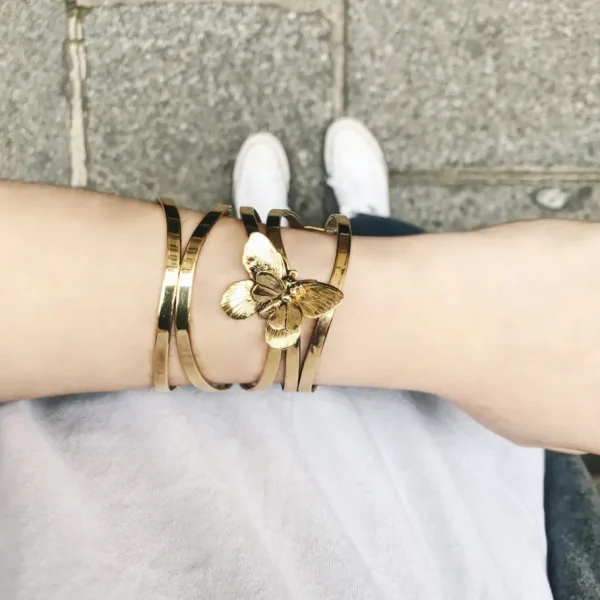 Lotta Djossou Bracelet Papillon Sur Fils Doré Clearance