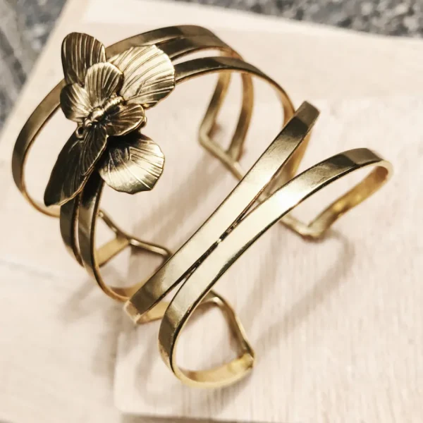 Lotta Djossou Bracelet Papillon Sur Fils Doré Clearance
