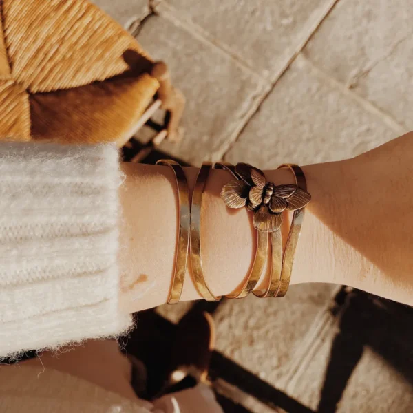 Lotta Djossou Bracelet Papillon Sur Fils Doré Clearance