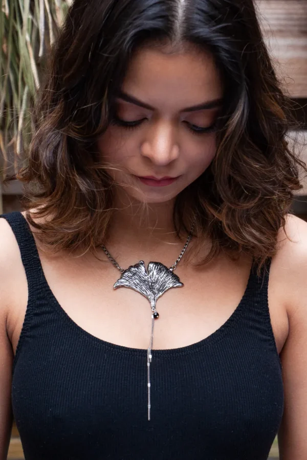 Lotta Djossou Collier Feuille de Ginkgo Online