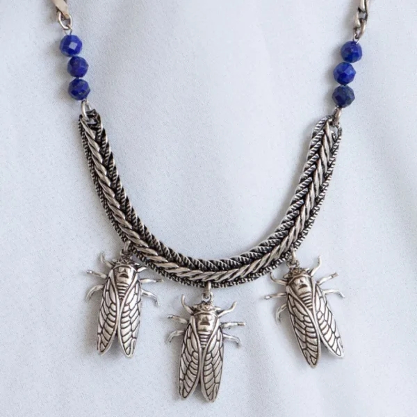 Lotta Djossou Collier Petite Cigale Cica argenté et Lapis Best