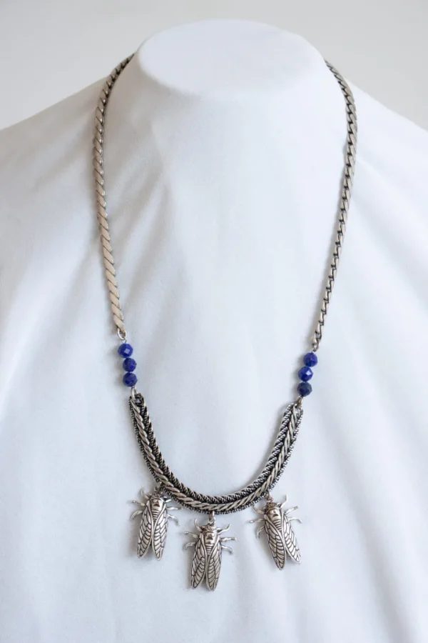 Lotta Djossou Collier Petite Cigale Cica argenté et Lapis Best