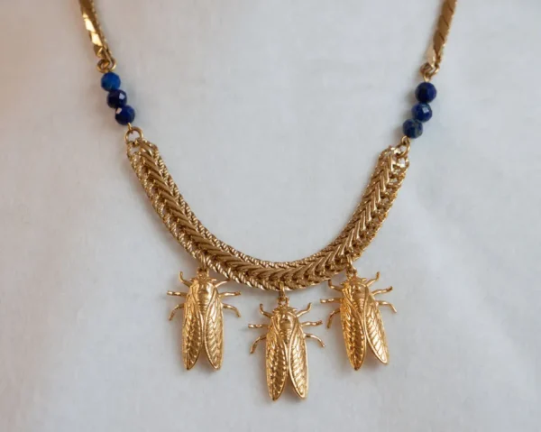 Lotta Djossou Collier Petite Cigale Cica doré et Lapis Clearance